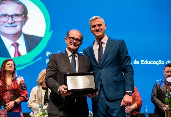 Presidente do CEE/PR é homenageado pelo Sinepe-PR por contribuição à Educação Paranaense