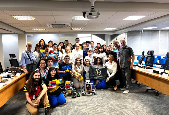 Colégio Estadual do Paraná apresenta projeto Clube das Ciências em sessão Plenária 