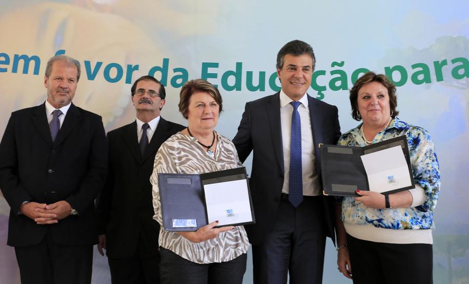 O JUBILEU DE OURO DO CEE-PR E O SELO COMEMORATIVO O JUBILEU DE OURO DO CEE-PR E O SELO COMEMORATIVO