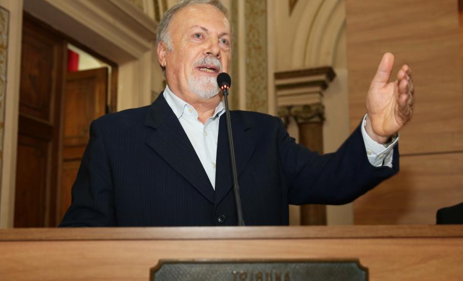 CMC ENTREGA TÍTULO DE CIDADÃO HONORÁRIO A CONSELHEIRO DO CEE-PR