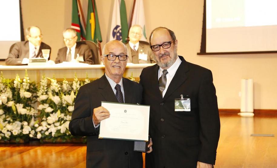 PRESIDENTE DO CONSELHO ESTADUAL DE EDUCAÇÃO DO PARANÁ RECEBE DIPLOMA DE MÉRITO ÉTICO-PROFISSIONAL PRESIDENTE DO CONSELHO ESTADUAL DE EDUCAÇÃO DO PARANÁ RECEBE DIPLOMA DE MÉRITO ÉTICO-PROFISSIONAL