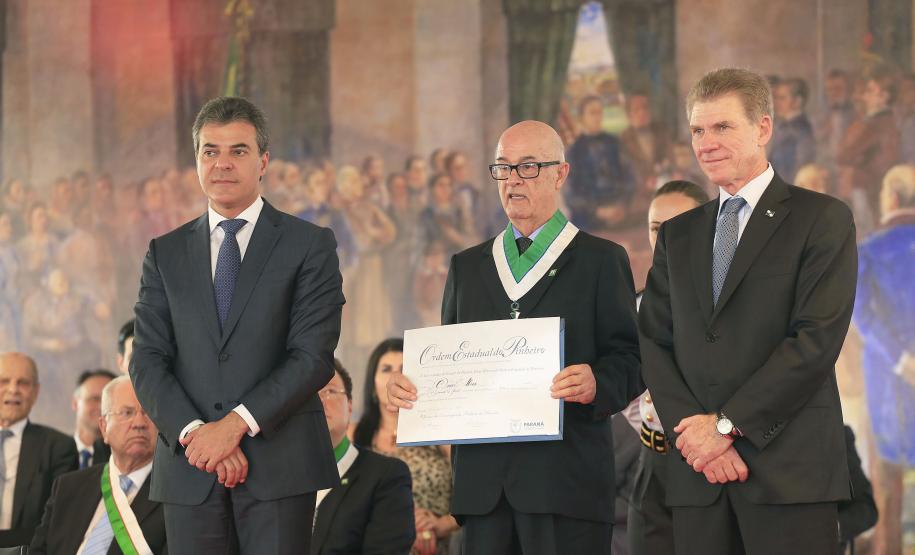 PRESIDENTE DO CEE/PR RECEBE COMENDA ORDEM DO PINHEIRO PRESIDENTE DO CEE/PR RECEBE COMENDA ORDEM DO PINHEIRO