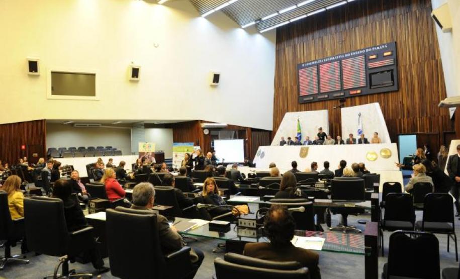Presidente do Conselho Estadual de Educação do Paraná participa de audiência pública na Assembleia Presidente do Conselho Estadual de Educação do Paraná participa de audiência pública na Assembleia