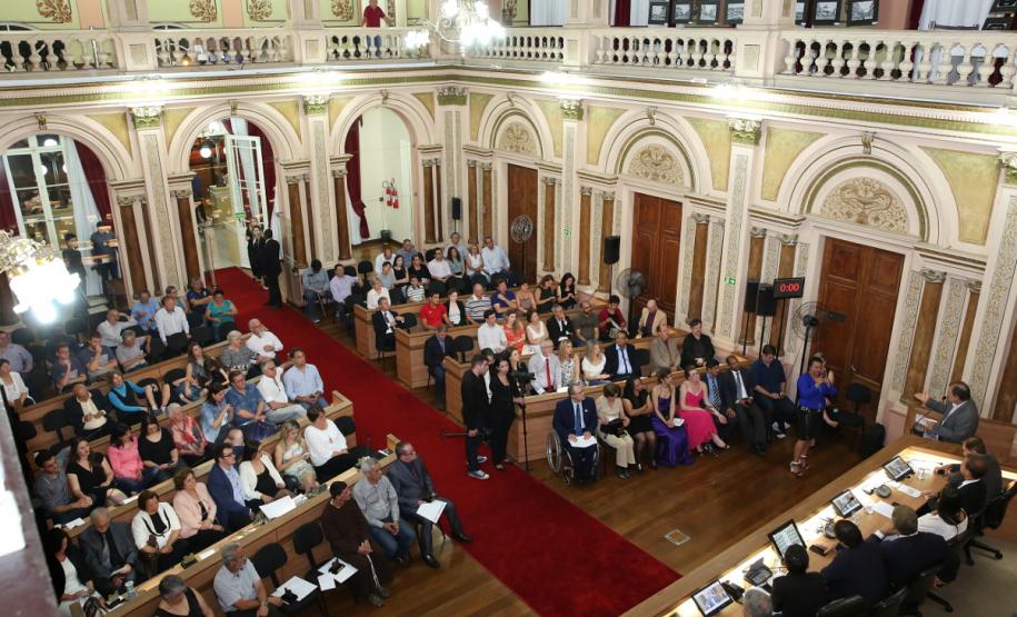 ASSESSOR DE COMUNICAÇÃO DO CEE-PR RECEBE PREMIO PABLO NERUDA