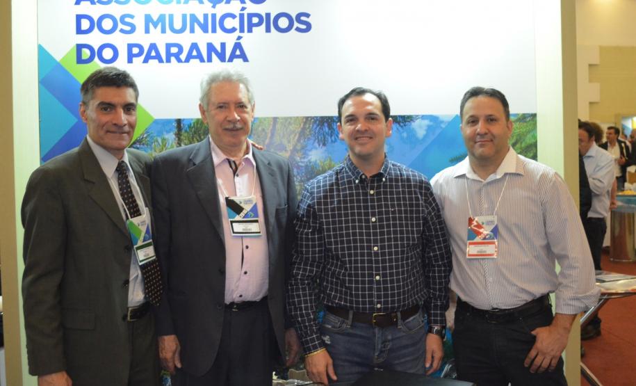 CONSELHEIROS DO CEE-PR E AMP LANÇAM LIVROS