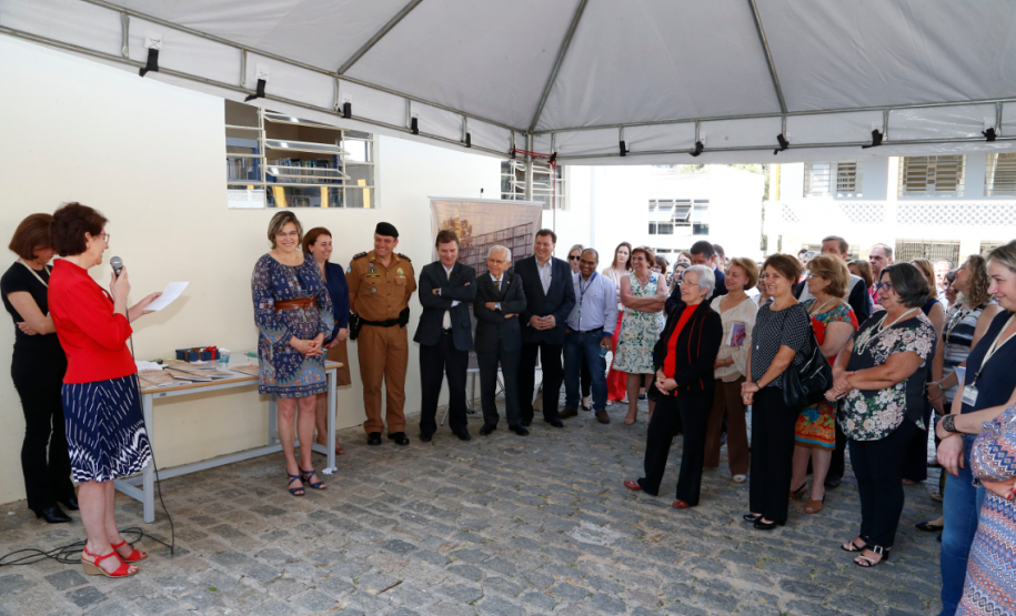 Obra Literária  Marca 70 Anos da Educação Pública Paranaense Obra Literária  Marca 70 Anos da Educação Pública Paranaense
