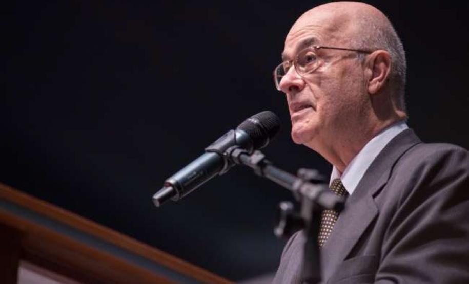 DR. OSCAR DISCURSA COMO PARANINFO NA UNOPAR DR. OSCAR DISCURSA COMO PARANINFO NA UNOPAR