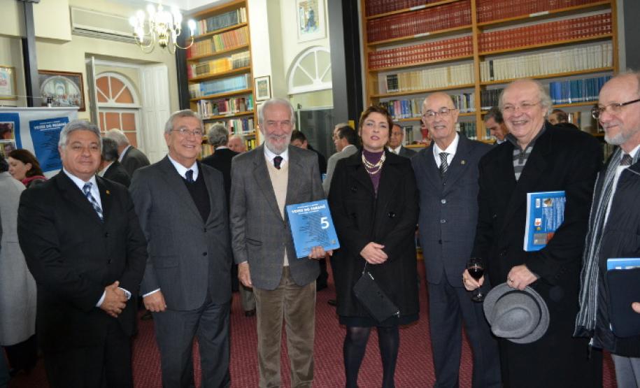 COM A EDUCAÇÃO E A POLÍTICA NA ALMA