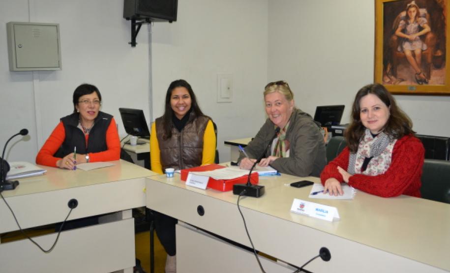 Universitárias acompanham Comissão no CEE/PR.