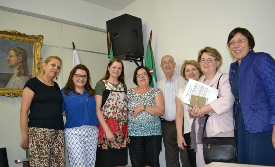 MEMBROS DO COMITÊ DE EDUCAÇÃO EM DIREITOS HUMANOS EM REUNIÃO NO CONSELHO ESTADUA L DE EDUCAÇÃO DO PARANÁ