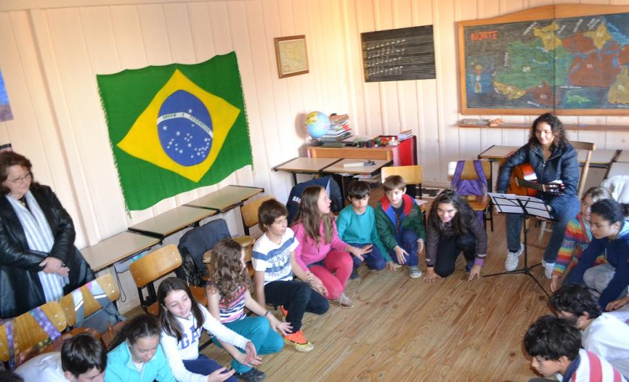CONSELHO VISITA ESCOLA CONHECIDA PELA PEDAGOGIA WALDORF
